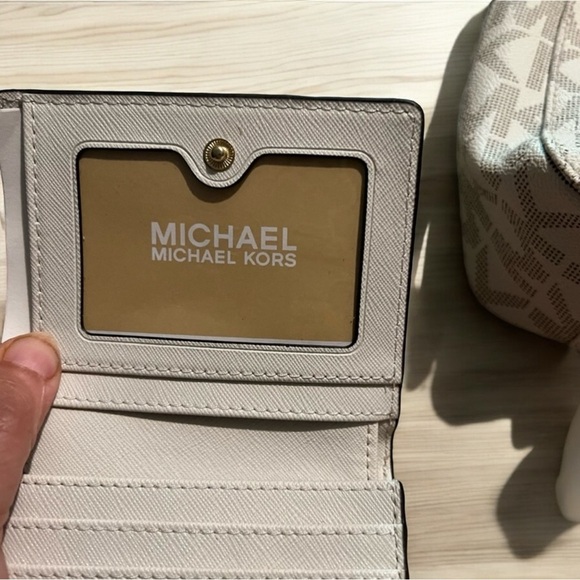 🦋Michael Kors Cream Crossbody Bag with Monogram Pattern and Wallet included GUC - Picture 5 of 7